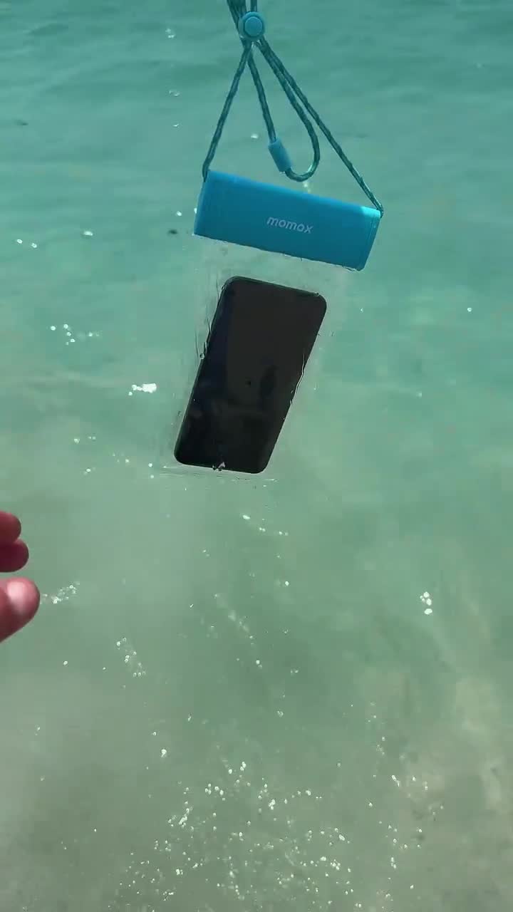 شنطة جوال مقاومة للماء لون شفاف مع علاقة بالرقبة من موماكس لون أزرق فاتح Momax waterproof pouch universal with neck strap