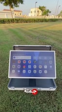 شاشة متنقلة بتصميم حقيبة محمولة ببطارية تكتك 27 بوصة 6800 مللي أمبير Taktik Briefcase Smart Screen