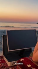 شاشة متنقلة بتصميم حقيبة محمولة ببطارية تكتك 27 بوصة 6800 مللي أمبير Taktik Briefcase Smart Screen