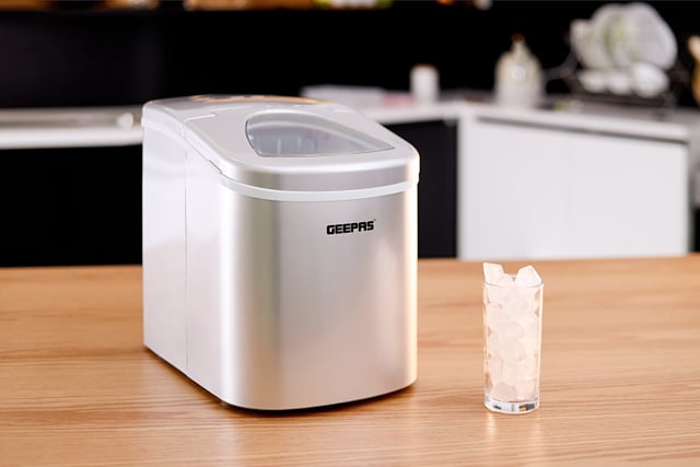 صانعة الثلج في المنزل بحجمين 2.2 لتر جيباس Geepas 2.2l Ice Cube Maker