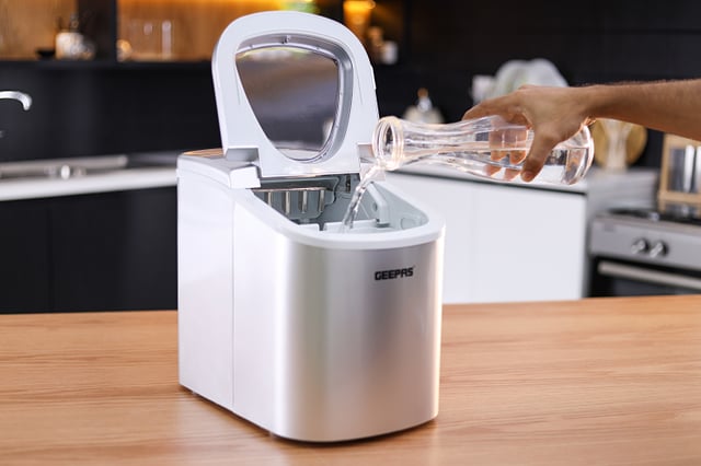 صانعة الثلج في المنزل بحجمين 2.2 لتر جيباس Geepas 2.2l Ice Cube Maker