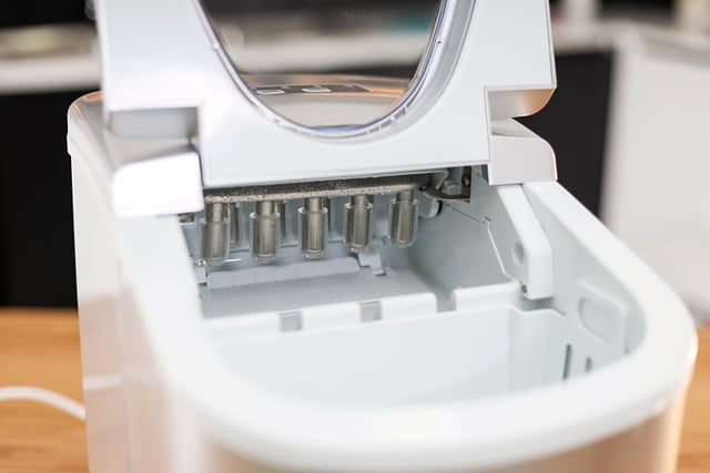 صانعة الثلج في المنزل بحجمين 2.2 لتر جيباس Geepas 2.2l Ice Cube Maker