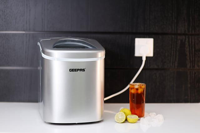 صانعة الثلج في المنزل بحجمين 2.2 لتر جيباس Geepas 2.2l Ice Cube Maker