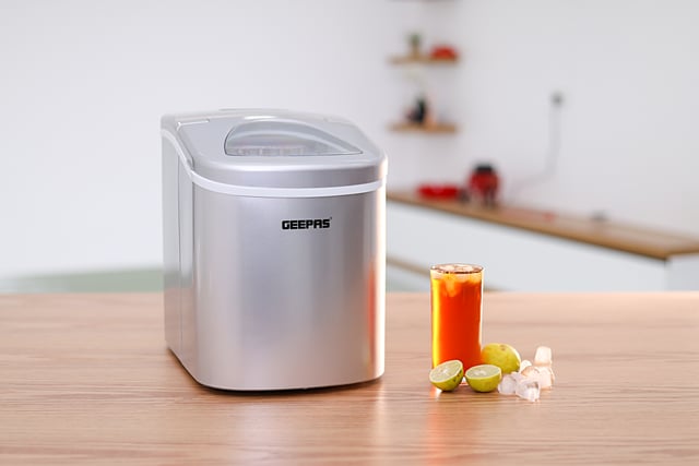 صانعة الثلج في المنزل بحجمين 2.2 لتر جيباس Geepas 2.2l Ice Cube Maker