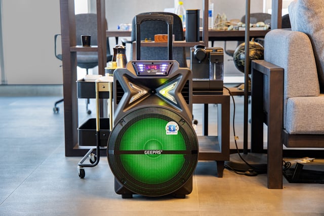 مكبر صوت محمول للحفلات بلوتوث قابل للشحن جيباس Geepas Rechargeable Trolley Bluetooth Speaker - Wireless Microphones, Rechargeable Battery