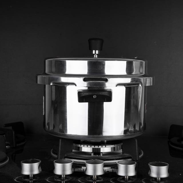 Geepas GPC327 7.5L Stainless Steel Induction Base Pressure Cooker - Lightweight & Durable Cooker with Lid, Cool Handle & Safety Valves - 5 Years Warranty