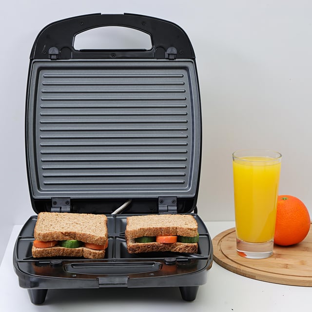 Geepas GSM5444 920W 2 Slice Sandwich Maker - Cooks Delicious Crispy Sandwiches - Cool Touch Handle, Automatic Temperature Control and Non-Stick Plate - Breakfast Sandwiches & Cheese Snack - 2 Years Warranty
