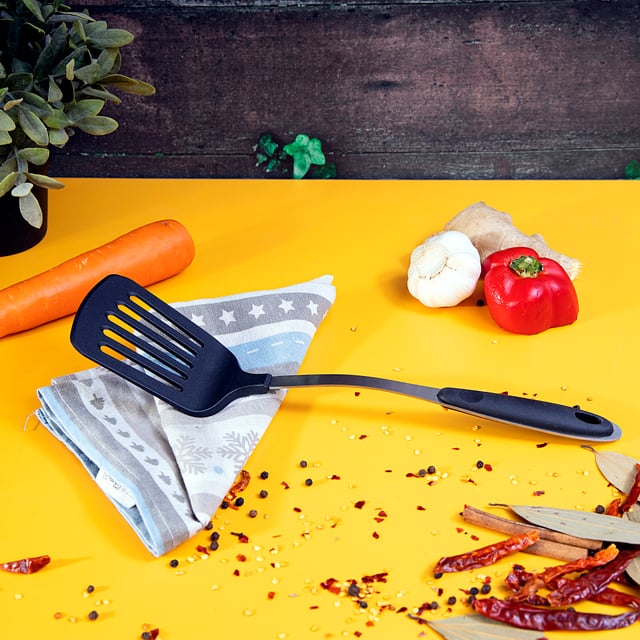 ملعقة طبخ للتقليب نايلون أسود رويال فورد Royalford Nylon Slotted Turner