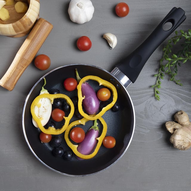 مقلاة من سطح غير لاصق بمقبض متين 20 سم من رويال فورد Royalford RF1259FP20 Non-Stick Fry Pan, 20 CM | Frying Pan - Black, Non-Stick Fry Pan Set| Non-Stick Cookware | Eco - Friendly| Recyclable   |