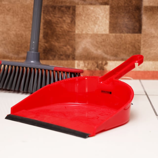 مجرفة بلاستيك أحمر رويال فورد Royalford One Click Series Dustpan