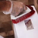 فرشاة تنظيف السجاد يدوية أحمر وأبيض من رويال فورد Royalford Plastic Cleaning Brush