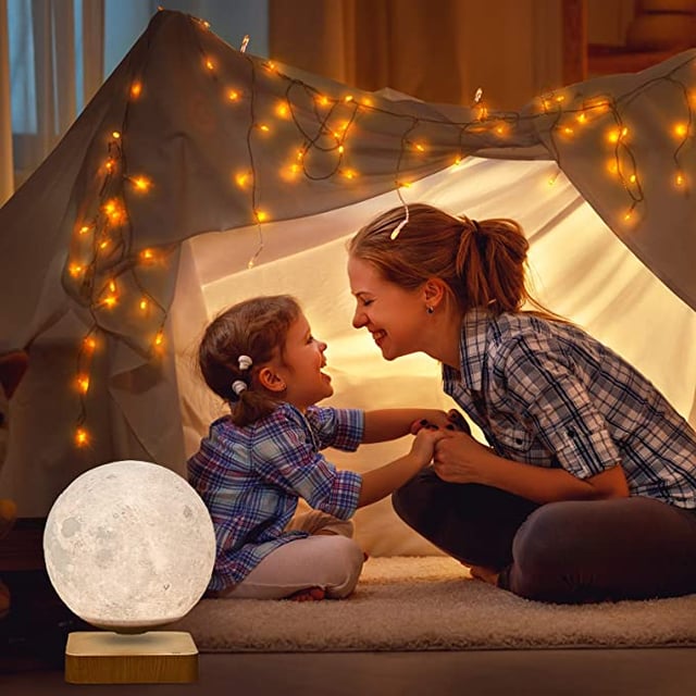 مصباح ضوء القمر Levitating LED Moon Lamp Floating and Spinning 3D