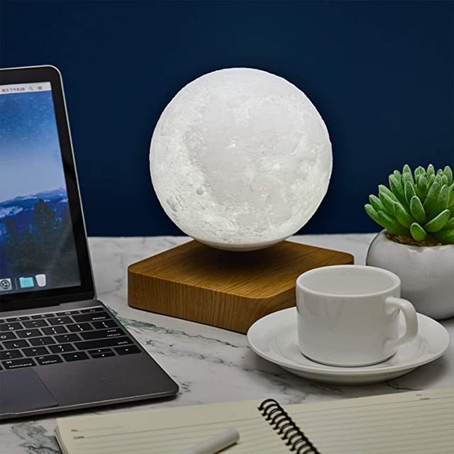 مصباح ضوء القمر Levitating LED Moon Lamp Floating and Spinning 3D