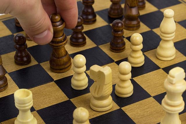 لعبة الشطرنج الكلاسيكية Professor Puzzle - WOODEN CHESS Board Game - SW1hZ2U6NTgyMzc=