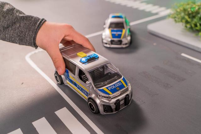 لعبة سيارة الشرطة  DICKIE - Audi RS3 Police - SW1hZ2U6NTkxNDI=