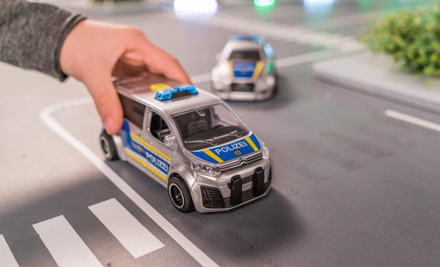 لعبة سيارة الشرطة  DICKIE - Audi RS3 Police - SW1hZ2U6NTkxNDM=