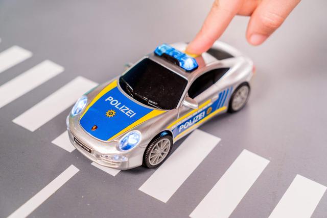 لعبة سيارة الشرطة  DICKIE - Audi RS3 Police - SW1hZ2U6NTkxNDQ=