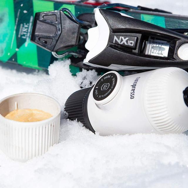 wacaco nanopresso portable espresso maker bundled with protective case chill white - SW1hZ2U6NTg1MzQ=