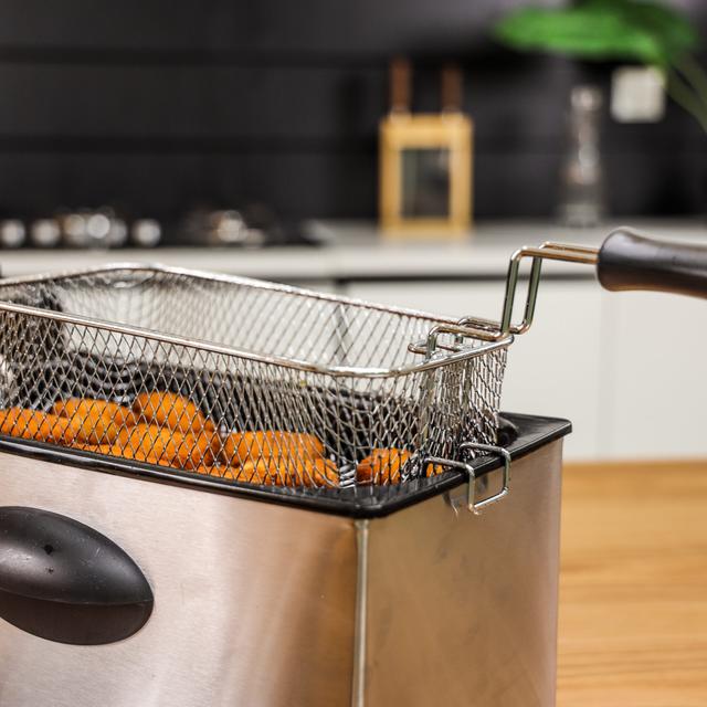 Geepas Compact 2180W Powerful 3L Deep Fryer with Overheat Protection & Chrome Plated Basket GDF36015 - SW1hZ2U6MTUzNjIw