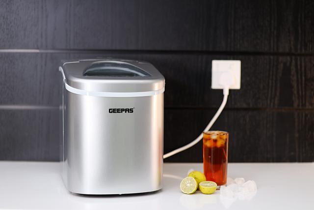 Geepas GIM63015UK Ice Cube Maker, Two Sizes, Produces 24kg Ice in 24 Hours - Ice Container 700g, Water Container 2.2L, Ecological Gas, Automatic Functioning - SW1hZ2U6MTUwNzEz