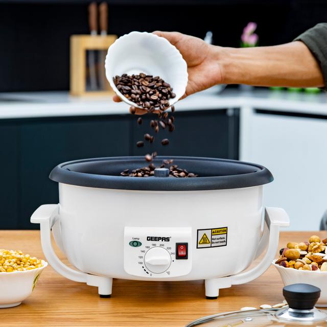 محمصة قهوة تعمل بالكهرباء بسعة 750 غرام مع مؤقت Coffee Roaster, Roasts 750gms Of Coffee at A Time - Geepas - SW1hZ2U6MTU1MzA5