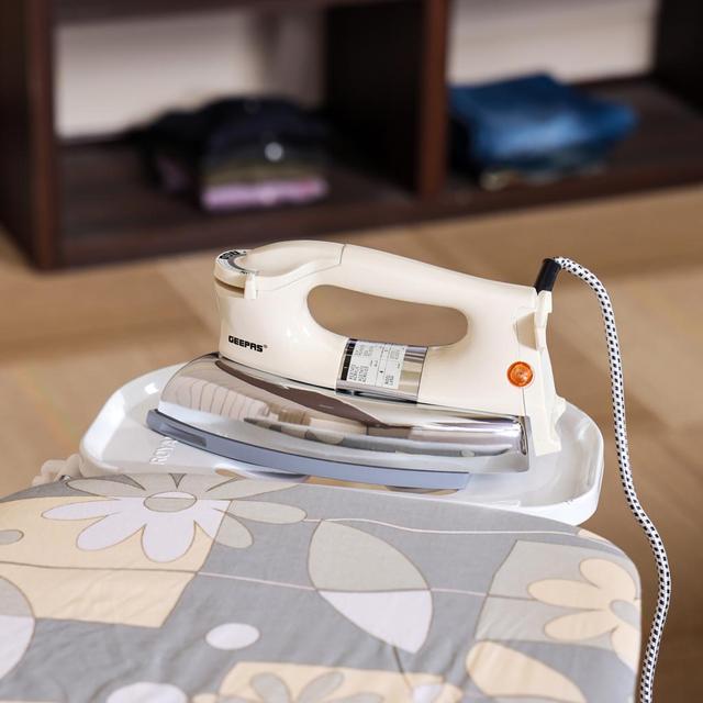 Geepas GDI7752 1200W Automatic Dry Iron - Teflon Plated Sole Plate, Durable Heavy Weight Iron Box-Overheat Protection - Ideal for All Type Of Fabrics - SW1hZ2U6MTM2NDc1