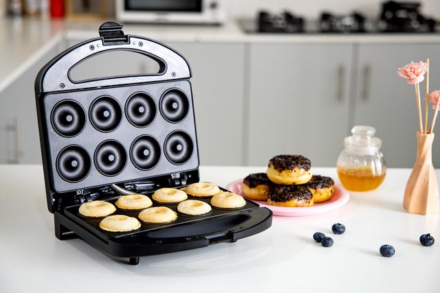 Geepas GDM36532 750W 8 Pcs Doughnut Maker - Non-Stick Cooking Plate- Comfortable Handle with Power On & Ready Indicator - 2 Years Warranty - SW1hZ2U6MTQ4MjY3