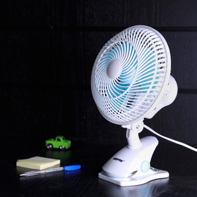 Geepas GF9626 Mini Desk Fan - Oscillation - 2 Speed Control - 3 Blade Design with Safety Grill - Ideal for Home, Offices, Libraries, Camping & More - SW1hZ2U6MTM3NzEy