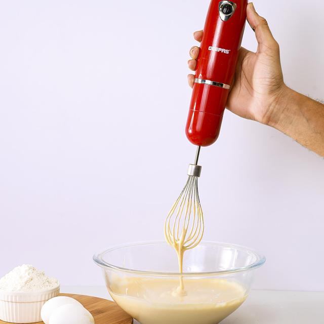 Geepas GHB6136 400W Hand Blender - Stainless Steel Blades with 2 Speed for Baby Food, Soup, Juice - 860ml Chopper Bowl & Electric Egg Whisk - 2 Years Warranty - SW1hZ2U6MTM5MDAw
