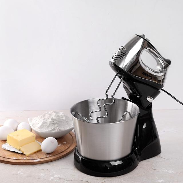 Geepas GHM5461 200W 2.5L Stand Mixer - Stainless Steel Mixing Bowl for Bread & Dough - 5 Speed Control, Eject Button, Turbo Function- 2 Year Warranty - SW1hZ2U6MTM5MzMy