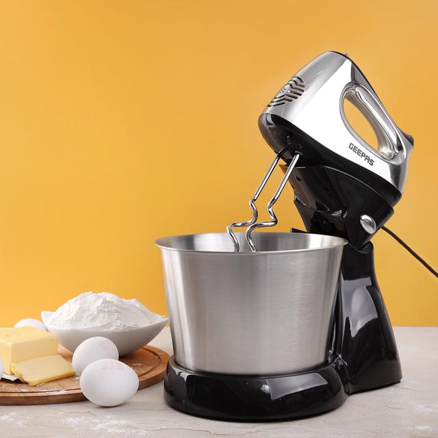 Geepas GHM5461 200W 2.5L Stand Mixer - Stainless Steel Mixing Bowl for Bread & Dough - 5 Speed Control, Eject Button, Turbo Function- 2 Year Warranty - SW1hZ2U6MTM5MzM2