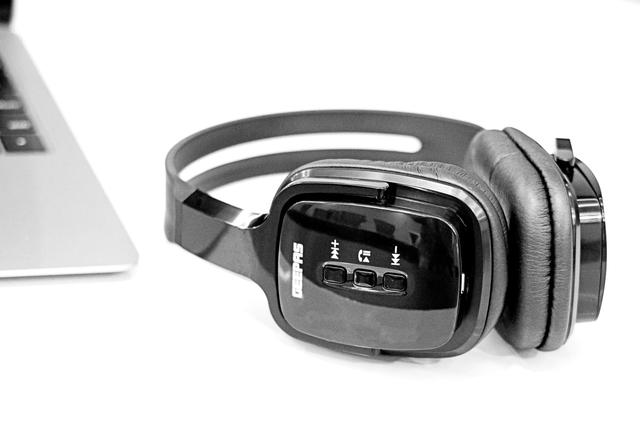 سماعات رأس لاسلكية Geepas Wireless Bluetooth Headphones - SW1hZ2U6MTM5NDIw