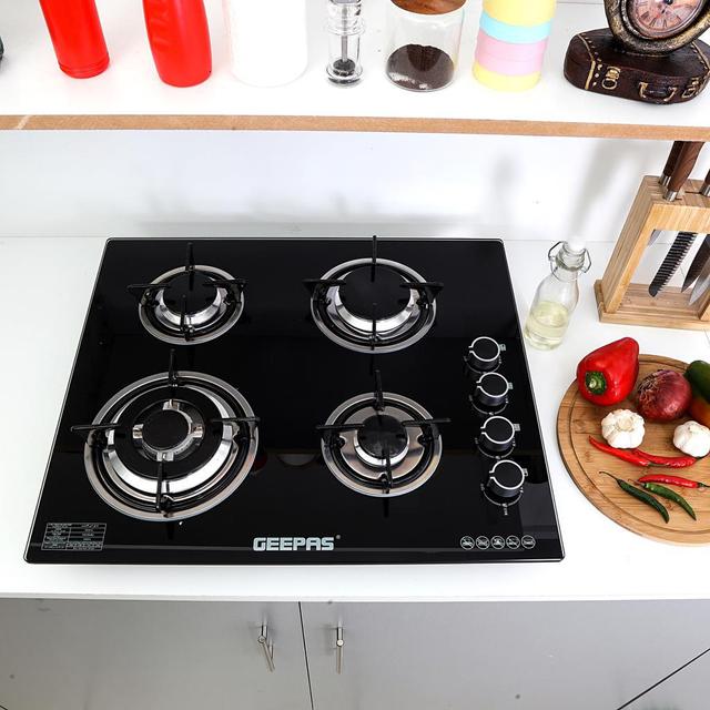 Geepas GK4410 4-Burner Gas Cooker- Size 130/100/70/50 mm Respectively - 8mm Tempered Glass Worktop, Automatic Ignition, 4 heating Zones - Stainless Steel Frame - SW1hZ2U6MTQwMjg2