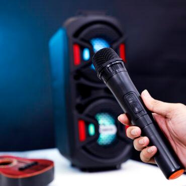 مكبر صوت للحفلات محمول بالبطارية مع مايكروفون Geepas Rechargeable Portable Speaker
