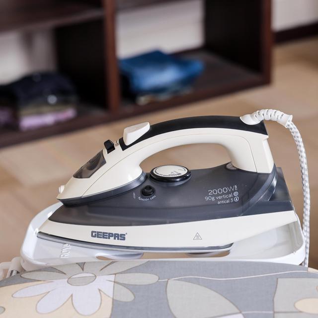 Geepas GSI7788 Ceramic Steam Iron 2400W - Temperature Control for Wet/Dry Crease Free Ironing - Steam Function & Self Cleaning Function - 2 Years Warranty - SW1hZ2U6MTQzNzQx