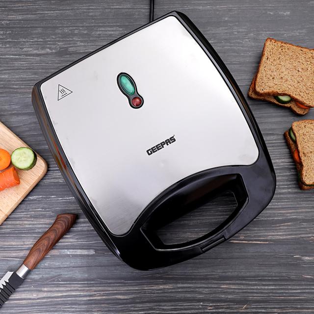 Geepas GSM5444 920W 2 Slice Sandwich Maker - Cooks Delicious Crispy Sandwiches - Cool Touch Handle, Automatic Temperature Control and Non-Stick Plate - Breakfast Sandwiches & Cheese Snack - 2 Years Warranty - SW1hZ2U6MTQ0MDI5