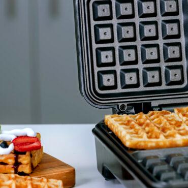 جهاز الوافل 4 قطع 1100 واط مقاوم للإلتصاق جيباس Geepas Waffle Maker - 8}