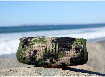 مكبر صوت لاسلكي مقاوم للماء لون عسكري JBL Charge5 Splashproof Portable Bluetooth Speaker - JBL - 8}