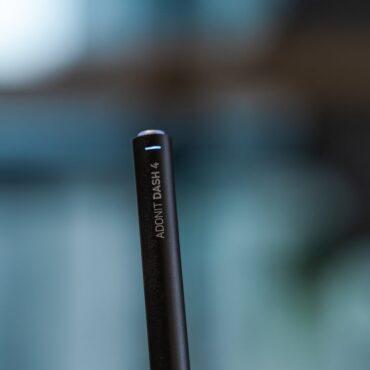 قلم آيباد بوضعين تشغيل وشحن مغناطيسي بلون أسود Dash 4 Fine Point Stylus - Universal Digital Pen for Apple and Android Devices - Adonit