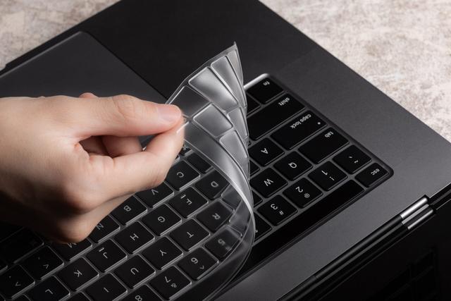 Moshi ClearGuard Keyboard Protector for Apple MacBook Pro 13" 2020/M1 2020 & MacBook Pro 16" Thin, Washable, Protection from Dust & Spills (EU Layout) - Clear - SW1hZ2U6MzYwMTY4
