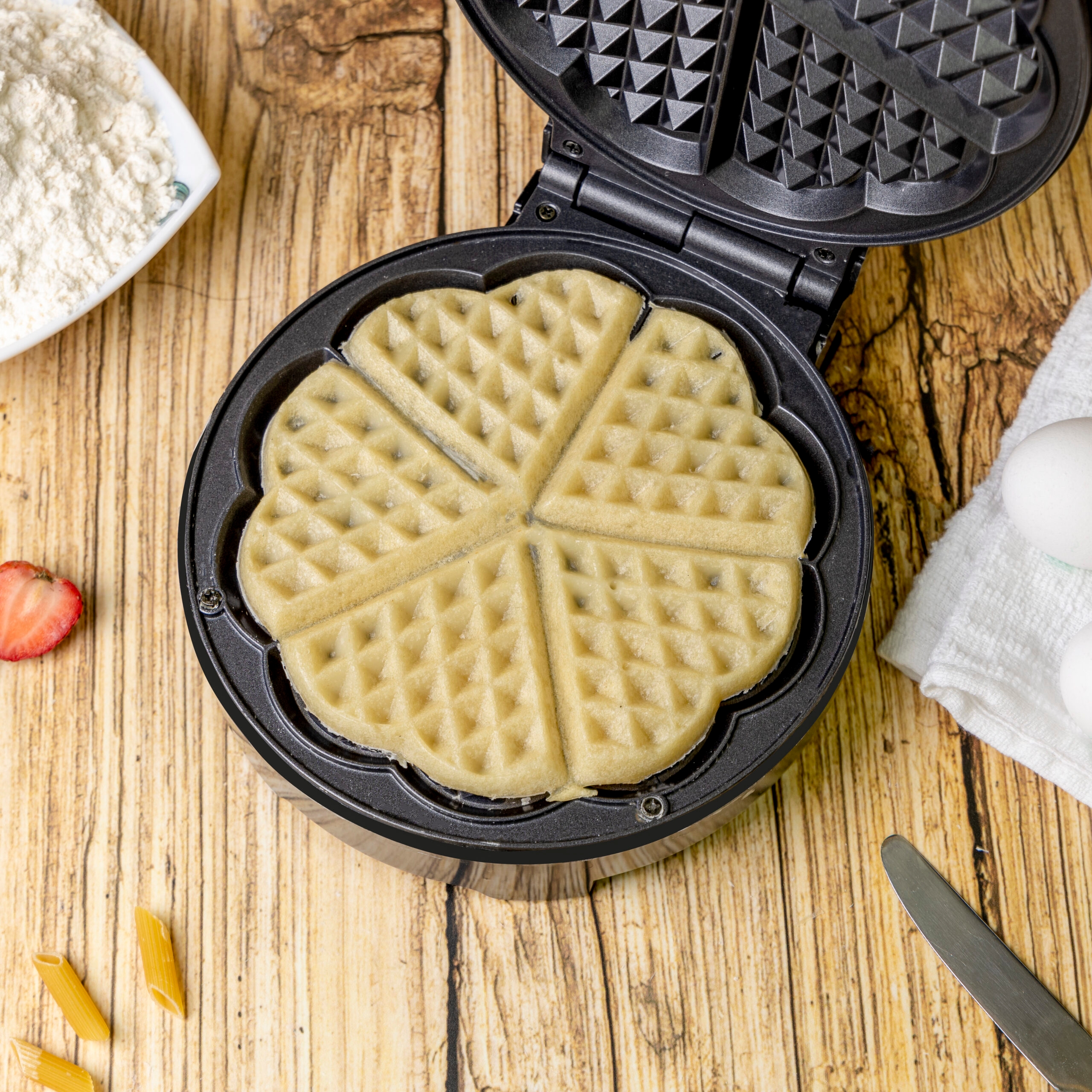 جهاز صنع الوافل باستطاعة 1000 وات Geepas Heart Waffle Maker - 2}