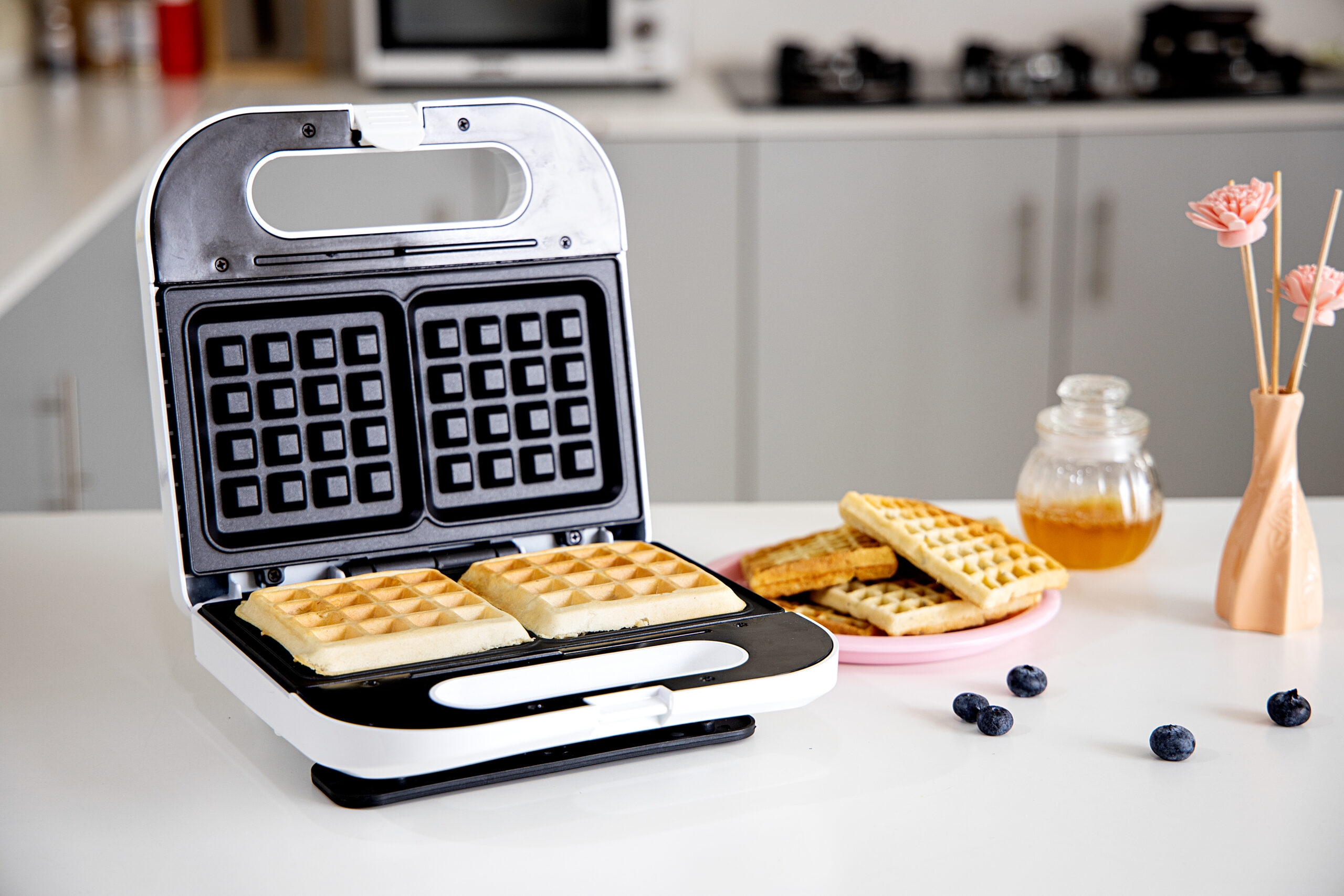جهاز صنع الوافل باستطاعة 700 وات Geepas Electric Waffle Maker - 8}
