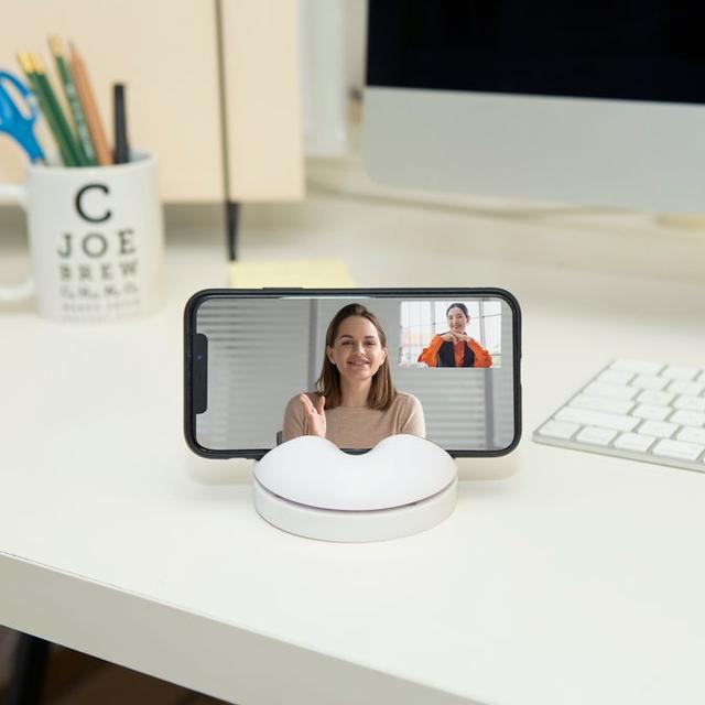 Kikkerland Phone Selfie Spinner - 360 Degrees Selfie Spinner, Phone Stand, Works on Portrait & Landscape mode, Perfect for Watching Movies, Zoom calls & VOIP meetings or video chats - White - SW1hZ2U6MzYxNDI1