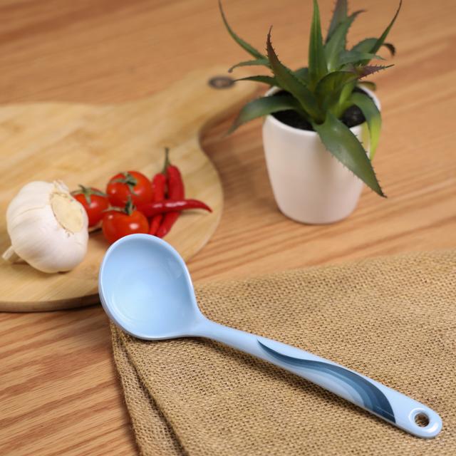 مغرفة شوربة ميلامين بمقبض طويل 8 انش أزرق Royalford - 8" Professional Melamine Spoon - Cooking And Serving Spoon With Grip Handle - SW1hZ2U6NDA2Mjgx