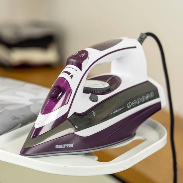 Geepas Ceramic Steam Iron, Temperature Control, GSI24025 - Ceramic Sole Plate, Wet and Dry, Self-Cleaning Function, 3000W, Powerful Steam Burst, 400ml Water Tank, 2 Years Warranty - SW1hZ2U6NDUxMjQ4