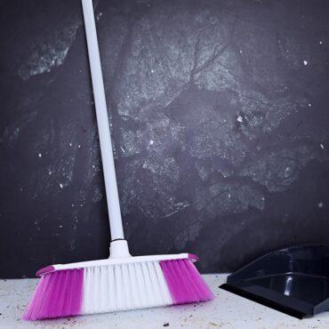مكنسة عصا مع رأس قابل للفك أبيض وبنفسجي رويال فورد Royalford White ِِAnd Purple Broom With Handle - 2}