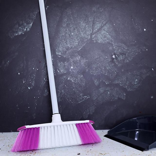 مكنسة عصا مع رأس قابل للفك أبيض وبنفسجي رويال فورد Royalford White ِِAnd Purple Broom With Handle - SW1hZ2U6NDU5ODM2