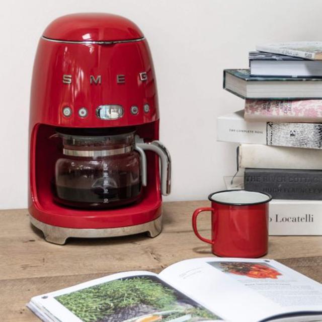 ماكينة قهوة مقطرة 1050 واط أحمر سميج Smeg Drip Coffee Machine - SW1hZ2U6NzAxNDMw