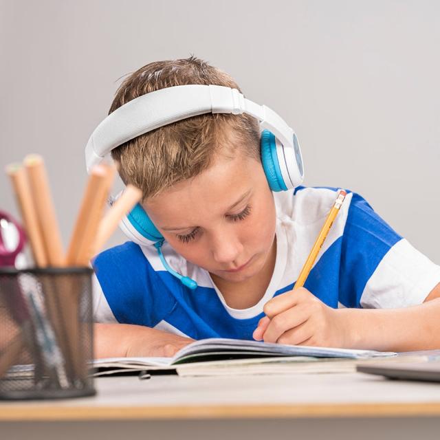 سماعات راس لاسلكية للاطفال 20 ساعة مع مجموعة ملصقات ورقية بودي فونز أبيض وأزرق  BuddyPhones SchoolPlus Wireless - SW1hZ2U6MTY4MjIxMw==
